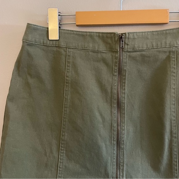 Forever 21 Olive Mini Skirt with Front Zipper – Size Large EUC - Picture 4 of 12